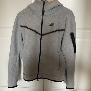 Nike Techfleece Tracksuit - Tjena! Säljer min Nike techfleece i bra skick! Inga fläckar! Endast 1000kr för båda men det går att köpa separat också. Tveka inte att skriva vid frågor. 