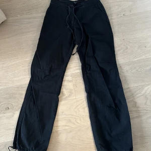 Svarta cargobyxor med tryck - Jätte coola cargo byxor med tryck på baksidan i bra skick 
