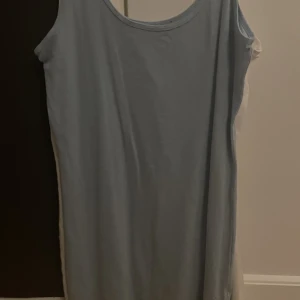 Klänning  - Söt tight klänning som passar prelat till sommaren 💕vet inte vart den är köpt  