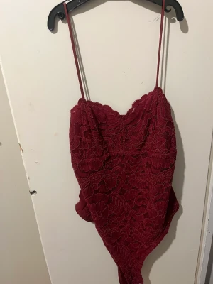 Body  - Röd body, använt fåtal gånger/