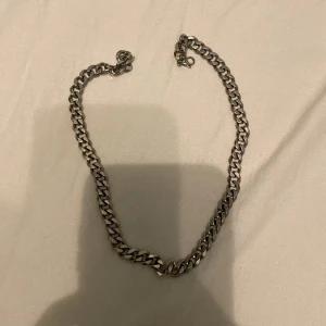 Halspand - Säljer mitt rostfritt stål halspand för att jag inte använder det. Inga skador knappast används. Köpte den för 600. Säljer den för 150