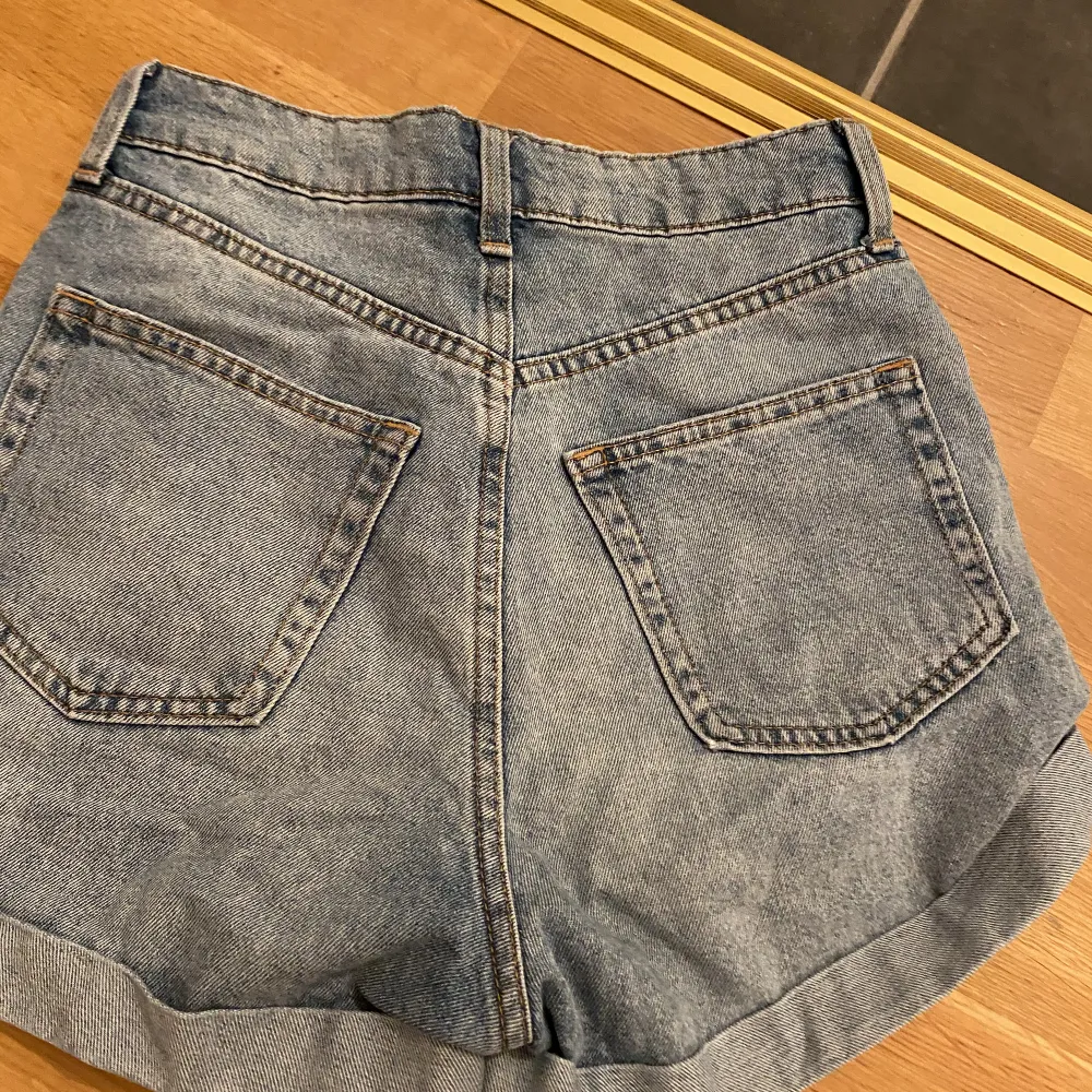 Säljer dessa skitsnygga jeansshortsen från Hm som inte riktigt kommer till användning längre. Jag känner även att jag har växt ur de. De är lite använda. Jag är 161 cm lång och har storlek 32❤️. Shorts.