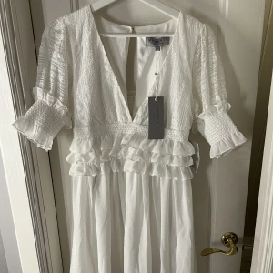 Vit klänning  - Vit klänning som passar perfekt till studenten. Oanvänd på grund av att den inte passade mig, storlek 38 och köpt för 499kr😊🫶