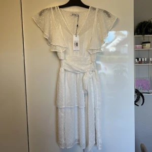 Klänning - En superfin vit klänning perfekt till student eller annat. Aldrig använd och är köpt på Nelly.