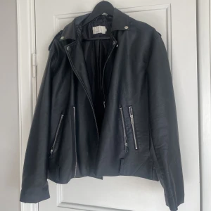 Skinnjacka, svart - Skinnjacka från Nelly