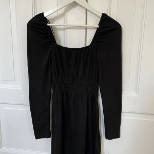 Klänning  - Svart klänning från HM som funkar perfekt som basplagg. 💕 Helt ny men för liten för mig. Storlek XS, köpare står för frakt 🚚 