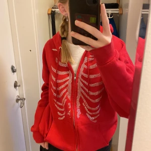 Rhinestone tröja - Funderar på att sälja min snygga rhinestone sipup-hoodie köpt här på plick. Superbra skick och alla stenar sitter kvar❤️‍🔥kom gärna med prisförslag!