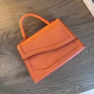 Super söt orange handväska!! Använd ca 3ggr!