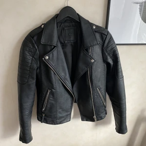 Bikerjacka - Bikerjacka i skinnimitation från Cubus!