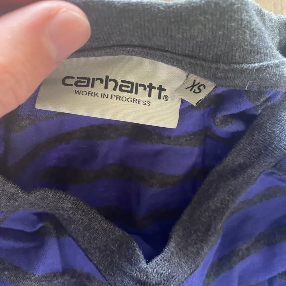 Carhartt tröja extra small har växt ur den köpt från junkyard 2022. Tröjor & Koftor.