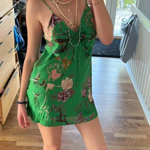 Grön zara klänning - Så cool klänning som är helt oanvänd med lappen kvar! 