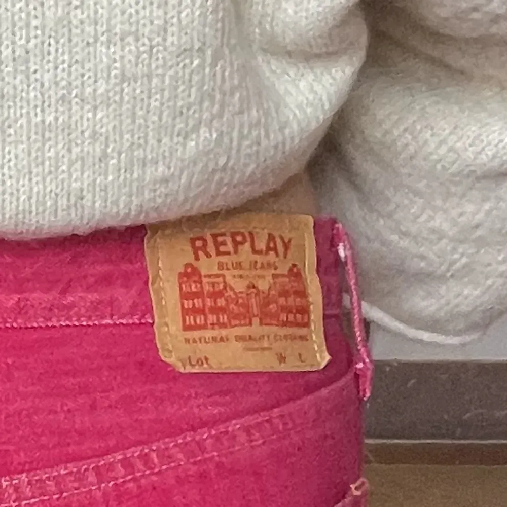 ❌❌Intressekoll❌❌ As balla rosa jeans från replay!! Säljer endast vid bra bud då jag gillar jeansen supermycket men inte finner så stor användning för dem💗. Jeans & Byxor.
