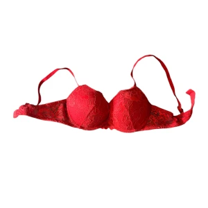 Röd BH - Aldrig använd för att den är för stor. 80A kupa men känns mer som en B kupa