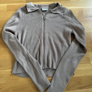 Beige tröja med dragkedja - Ny skick använd endast fåtal gånger, Jättefin men kommer tyvärr inte till användning🩵 Mer beige i verkligheten! I storlek Large men passar dig som är en Medium!🩵