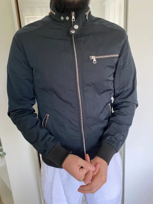 Jacka / riverisland  - Jacka köpt från riverisland, säljs inte längre! Väldigt poppis, snyggt med allt! Säljer tyvärr pga att den är lite liten på. Köpt för 999kr. Nyskick