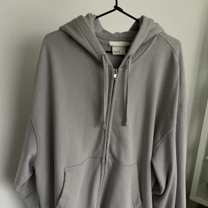 Hoodie H&M - Grå heavy weight zip hoodie från H&M. Köpte och insåg sen att den aldrig användes. Storlek L.
