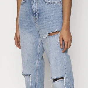 Gina tricot 90s Jeans - Säljer dessa fina jeans från Gina då de är för stora för mig! Byxorna är i storlek 36 och är i perfekt skick!💕