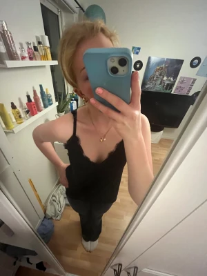 svart spetslinne - säljer detta svarta spetslinnet från newyorker då det inte kommer till användning! 