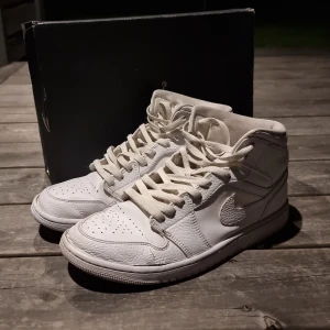 Jordan 1 mid triple white  - Tvör feta mids