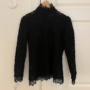 Topp - Spetstopp köpt secondhand och står ingen storlek men skulle säga att den passar S bäst.