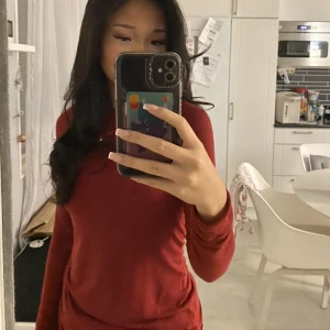 intimissimi tröja - säljer min röda kashmir intimissimi tröja då den inte kmr t användning längre