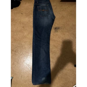 Nudie jeans - Snygga jeans, bra skick. Skriv om du har frågor och funderingar. Säljes pga rensning 