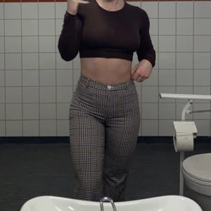 Rutiga kostymbyxor, monki - Snygga och bekväma kostymbyxor från Monki! Längden passar både mig som är 165 och en vän som är 175 bra! Lätta att klä upp eller ner. Ett av mina favoritpar men måste sälja eftersom de blivit för små för mig. DM vid frågor