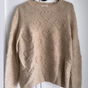 Stickad tröja  - Säljer denna stickad tröja med hjärtor på, jättefin nu till hösten. 🫶🏼