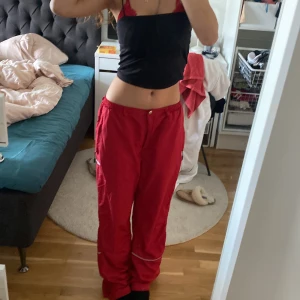 röda reebok funktionsbyxor - säljs då de inte kommer till användning, köpta secondhand, i storlek 42 så de sitter baggy men åker inte ner på mig som brukar ha eu34-36