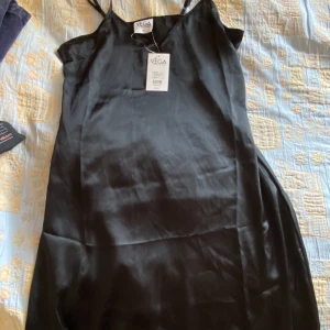 Nattlinne/Slipp om dress - Säljer min helt nya Vega klänning i satin, helt oanvänd! Känner tyvärr att den ej satt rätt på mig så letar ny ägare, lappen sitter kvar! Trendigt nu oxå med slipondresses, säljer därav för ett bra pris! Hör av dig vid intresse och för mer info🐈‍⬛🖤