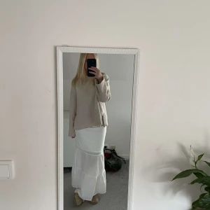 lång vit volangkjol - Lång vit volang kjol Från H&M Aldrig använd pga att jag fick två likadana i födelsedags present. Prislappen sitter kvar Storlek XS Jag är 160cm lång Frakt - 42 kr och köparen står för kostnaden av detta