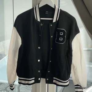Baseball jacka - Ascool baseballjacka, strech och skönt material, den är lite fodrad så passar perfekt nu till hösten. Använd 1-2 ggr så nyskick 😍