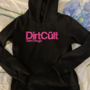 Dirtcült hoodie - Dirtcült hoodie, jättebra skick! Inga defekter 💞den är M men passar lite som S ❣️nypris 699