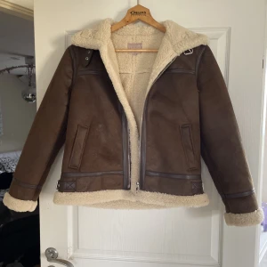 Jacka - Hej! Säljer denna helt nya och oanvända jacka från Livelo storlek S. Finns att hämta i Halmstad. Kan också skickas😊