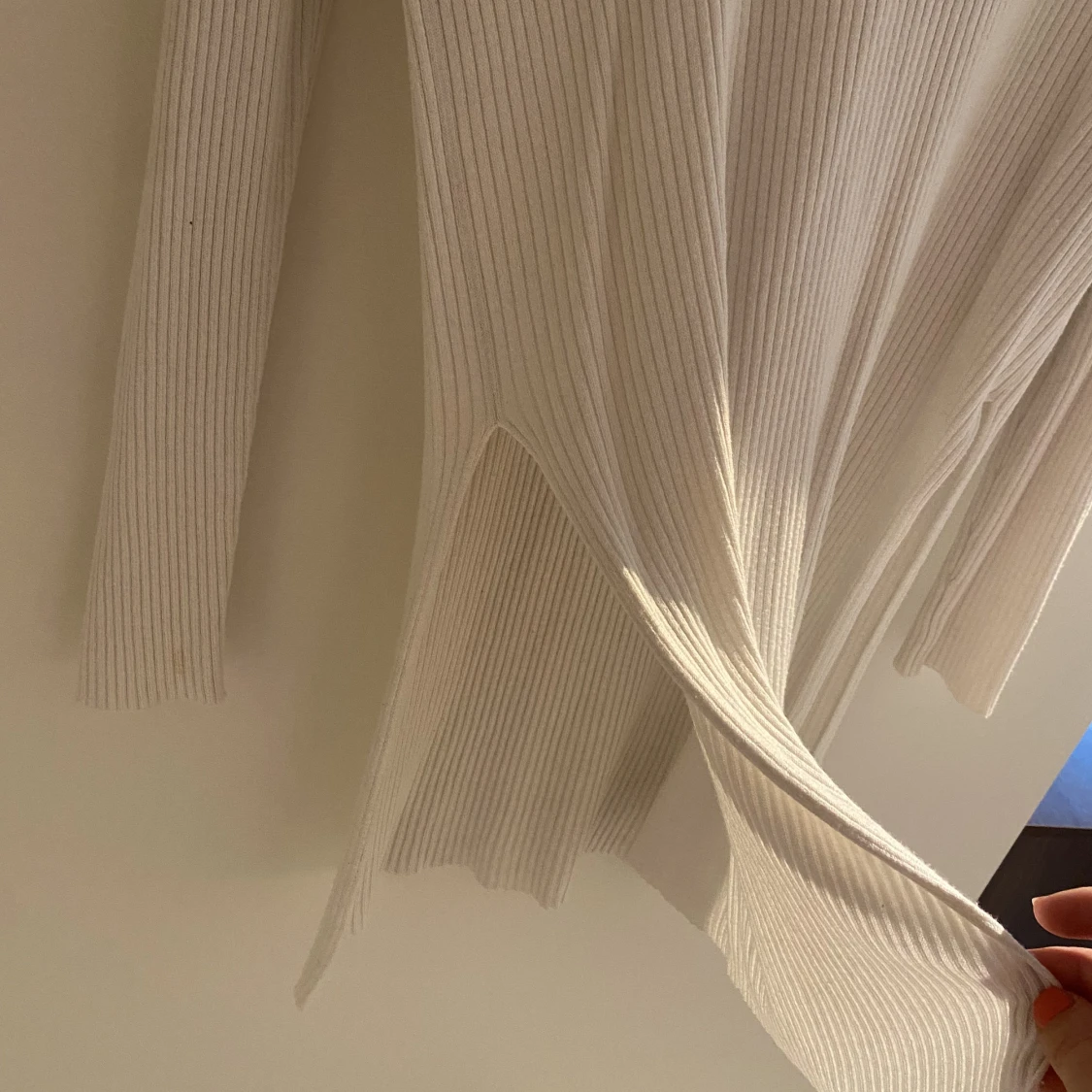 Lång vit tröja med slits på båda sidor - 90