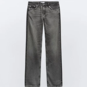 Jeans - Grå straight mid mid rise jeans från zara. Köpta för 380kr. Säljer då dem är lite för korta på mig. Köparen står för frakt💗(sprättade upp dem längst ner, men självklart går det att sy upp om man vill)