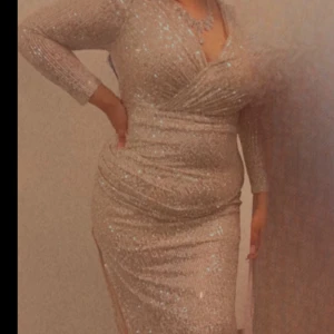 Klänning  - Hej! Jag säljer min klänning som är helt ny använde den bara en gång för 6 månader sen finns att hämta i Norrköping men kan även fraktas ☺️(köparen står för frakt!!!)