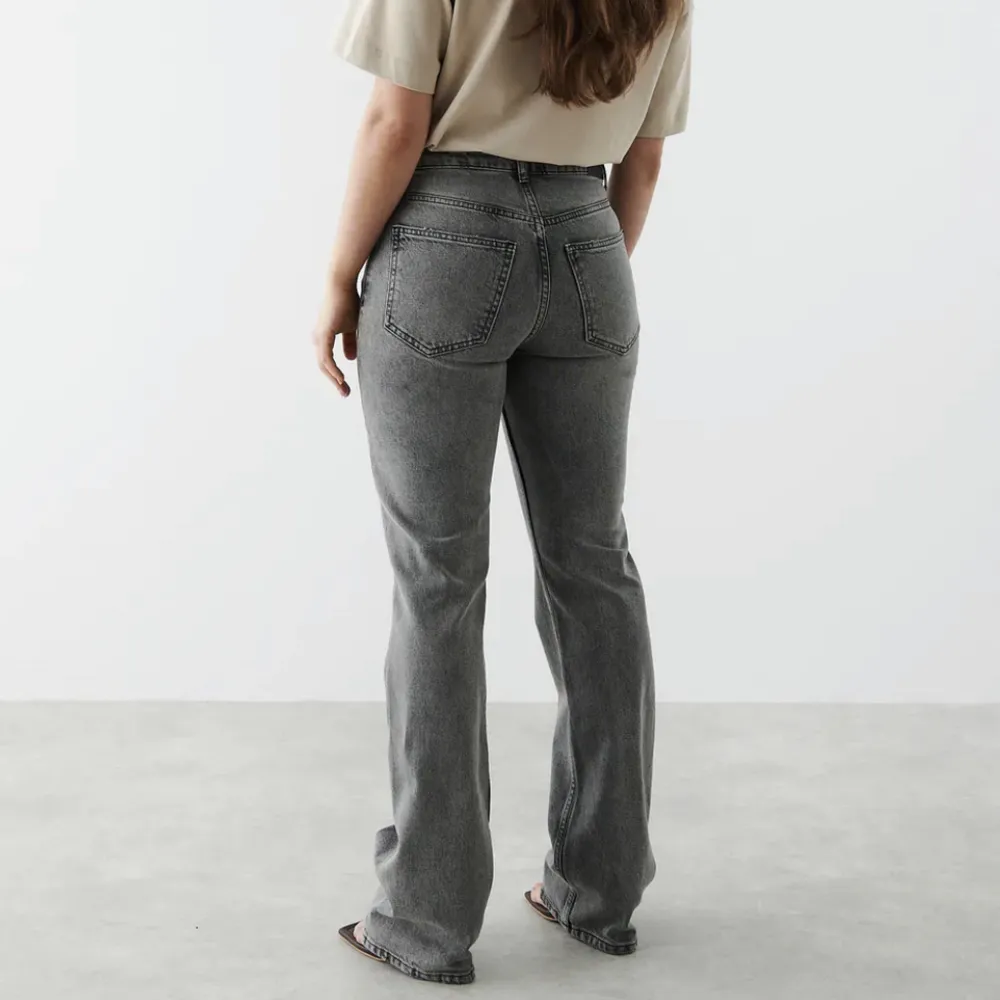 Jeans från Gina Tricot! Storlek 38, använda men inga synliga tecken på användning💕stretchiga! Hör av dig vid frågor💕passar lite kortare. Jeans & Byxor.