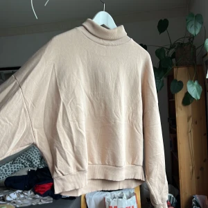 Polotröja  - Super fin mysig tröja med lång polokrage och vida ärmar! Så fin nu till hösten med t.ex en kappa. I bra skick!🤍🤍
