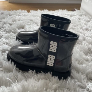Ugg  - Säljer dessa ugg, köpta på Boozt för 2.199kr förra året. Använda ca 2/3 gånger då jag har ett annat par jag använder mera, så dessa är är som nya. Storlek 38🥰pris går att diskutera vid snabb affär! Använd gärna ”köp nu”