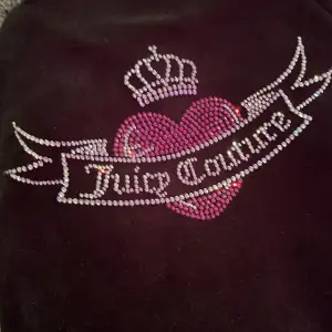 En svart juicy tröja som det står juicy couture på ryggen med fina paljetter! Nästan aldrig andvänd! Jag säljer den nu för 500 och original priset är över 1000 🖤💗