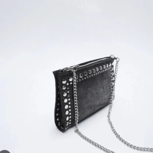 Väska - Super snygg väska från zara i jätte bra skick förutom att kjedjan har rostat lite gran🤩🤩