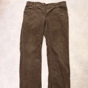 Manchester byxor - Frản märket redwood/ RDWD Storlek 33/32