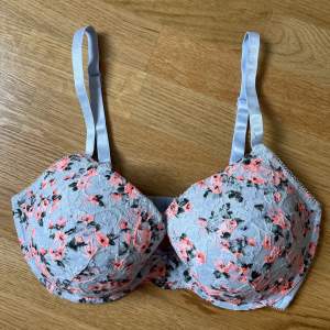 Never worn, push up bra from H&M size 75D, with adjustable straps that can be adjusted in length but also to use crosses in the back.
