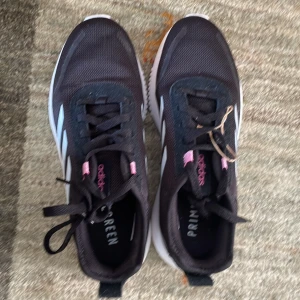 Skor  - Säljer dessa idrotts skor 