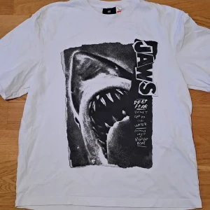 Jaws T-shirt - Cool Jaws T-shirt från HM. Relaxed fit i storlek M. Aldrig använd. Använd gärna köp nu, kontakta vid frågor eller fler bilder!!<3