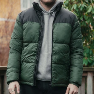 Pufferjacka - Säljer en pufferjacka som är beställd från ASOS. Den är använd två vintrar men fortfarande i fint skick!