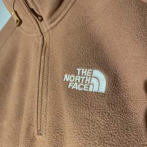 Fleecetröja från the north face, väldigt bra tröja till vintern!