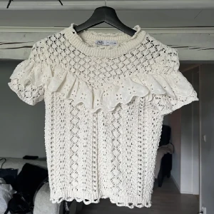 Zara topp💓 - Säljer denna supergulliga zaratopp då den inte kommer till användning. Lånade bild, skriv för egna!💓