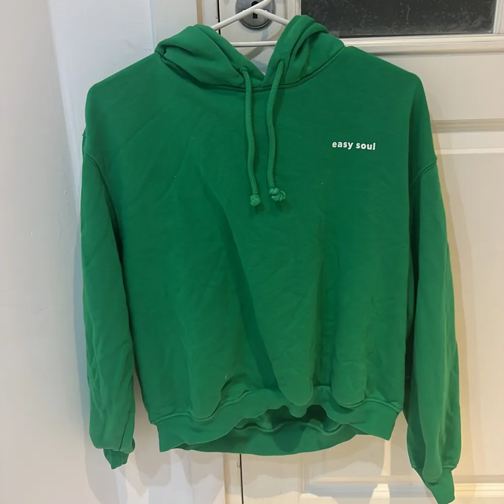 En grön hoodie från h&m med en liten tryck. Den är i storlek M men passar också som S🌼. Hoodies.